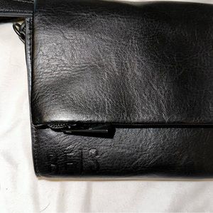Beis Travel The Crossbody Wallet in Black